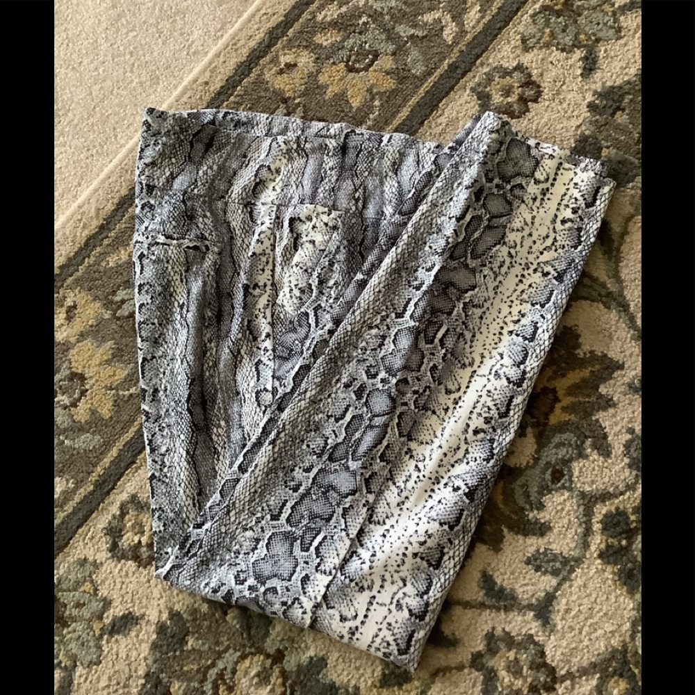 SOHO legging stretchy snake pattern look black white 4 fake pockets pull…